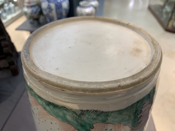 Un vase de forme rouleau en porcelaine de Chine famille verte, marque et &eacute;poque de Kangxi